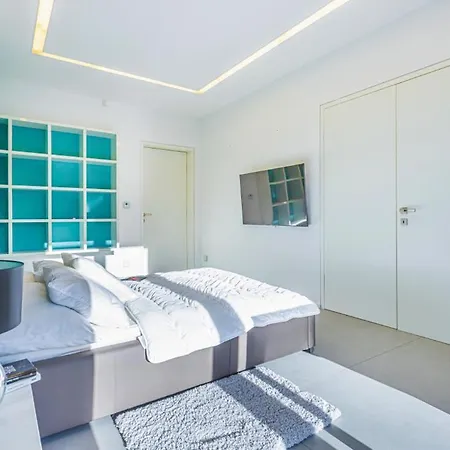 Luxury Emilly - Pool, Sauna And Jacuzzi